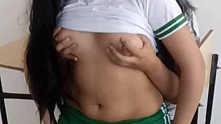 Vyser ma teraz, trieda je prázdna, študentka 18+ vrtaná bez kondómu. 18-ročná už divá v skutočnom domácom videu 😈