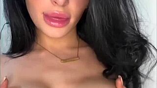 야한 미국 교환 학생 스스로 세게 핑거링, 앗 느리게 하려 했는데...