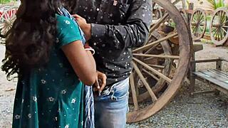 Convidei a bhabhi Bharti para a festa e acabamos fodendo fantasiados, seu clitóris grande se abrindo depois