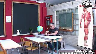 Deutsche Studentin, komm und mach einen geilen Dreier an der Uni!