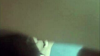 Brunette Indonesia naik kontol besar ganas dalam klip pasangan amatur