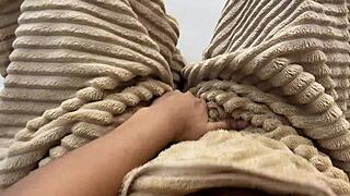 Unavený osamelosťou, tvrdo jebem svoju tesnú roznietenú piču!