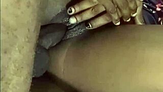 Ωχ, αυτή η Αφρικανή νεαρή χτυπιέται σκληρά και γεμίζει με κρεαμπάι στην σφιχτή κούνι