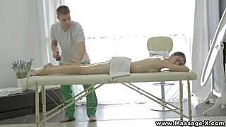 Aruna Aghora dobi anal po masazi, tako vroče! 🔥