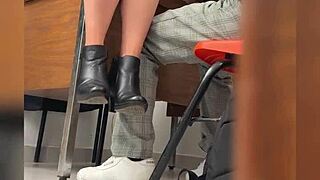 Opettaja ja hänen oppilaansa luokkahuoneessa kutsuu hänet luokkaan ja heidät kuvataan oven takana kypsä meksikolainen opettaja julkinen seksi kotivideo