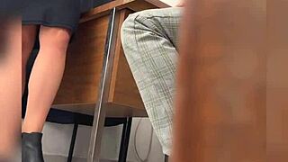 una maestra y su alumno en el sal�n de clases lo manda a llamar al sal�n y los graban detr�s de la puerta maestra mexicana madura sexo publico video casero