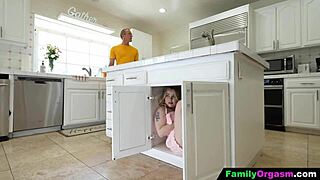 FamilyOrgasm - Stari moški prepriča pastorko, da preskoči šolo