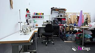 Lara, a diák keményen lovagol a leckékért. Imádja dugni a gazdagokat!