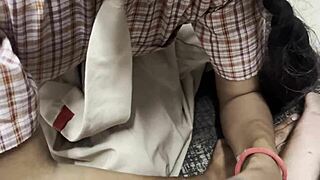 Trdo jebana od indijskega fanta v študentskem domu