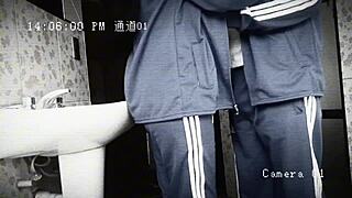 可爱18+女学生在课间被同学操逼，浴室里翘臀展示