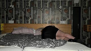 Forró nagy mellű szőke baszva egyetemi buli után, míg barátja a szomszédban volt