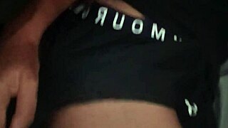 Lelaki Panas Lancap Kote Hitam Besar Dalam Pakaian Gym Ketat Dengan Mengerang Kuat