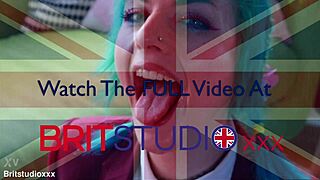 Alt goth lány jelmezben megnyalják a punciját. Aztán szop egy hatalmas farkat arcra spriccelésért