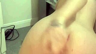 Britisk kæreste udforsker legetøj og onani i et college reality setting.