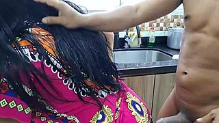 Joj, glej to vročo zrelo latinsko ženo, ki jo pofuka pastorek