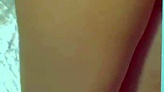 Yo, tjek denne college desi i sexy kjole der leger med glas dildo! 😍