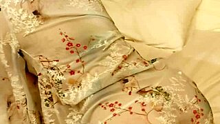 Babe sexy kimono montre jambes fines petits nichons solo