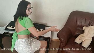 Stroga učiteljica preskače muziku za divlji seks sa Tantaly lutkom