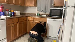 Hej, vodovodar je vzel tej 18+ najstnici devičnost tik pred maturantskim plesom! 😍