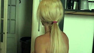 Hej, chceš vidieť túto malú blondínku 18+ tvrdne nabíjať?