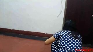 Bangladeshi Mature College Girl Gives Handjob and Blowjob to House Owner in Official Video