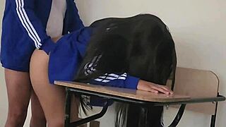 Młoda 18+ wygina się ciasno w klasie pod dziki pounding