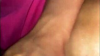 la madre voluptuosa lo pone nervioso con ropa ajustada