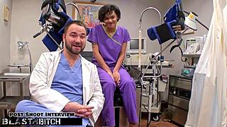 Studente Jackie Banes beccata e schizzata di sborra dal dottore Tampa