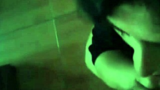 この美しい学生のベタベタハンドジョブとクムショットに夢中だ。