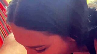 colombiana cachonda le saca el pene a su novio en la calle y se lo mama, panties and ass in public