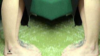 Želiš videti Kit Summers u dubokom dekolteu?