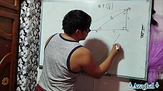 Pelajar Asia nerdy mata coklat liar bareng guru di kamar tidur.