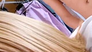 colegiala rubia venezolana se deja coger en vivo por su novio mientras hace un live de tik tok.