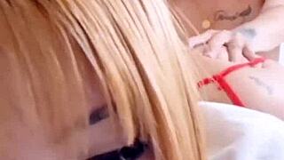 colegiala rubia venezolana se deja coger en vivo por su novio mientras hace un live de tik tok.