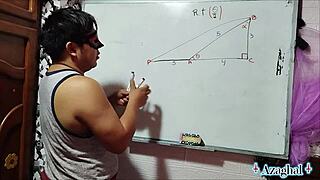 Nerdet asiatisk studerende med brune øjne bliver vild med lærer på soveværelset.