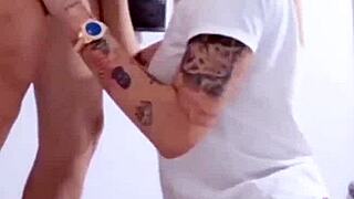 colegiala rubia venezolana se deja coger en vivo por su novio mientras hace un live de tik tok.