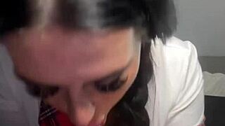 Horni britanska devojka sa faksa zadirkuje solo igračkom