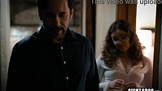 Édes nagy cicis tini 18+ diák Leana Lovings baszik az egyetemistával?