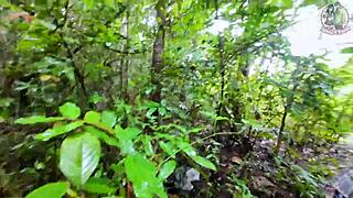 Gadis Thai Jalan Di Hutan Berhenti Kongkek Dulu Sebelum Pungut Cendawan Suara Thai 4K