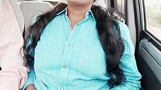 Молодая с большими сиськами флиртует с дядей в машине для грязного романа