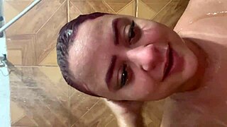 Pamela sagaz indo tomar banho para dormir peladinha você foderia essa safada com força