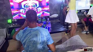 Isteri adakan parti rumah dengan kawan