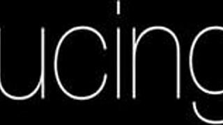 Teen Gal Plays With Her Pussy