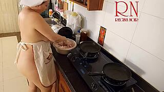 Nüdist ev hanımı Regina Noir mutfakta çıplak hizmetçi yardımıyla yemek pişiriyor, Bölüm Bir.