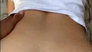 Školáčka prohraje výzvu a svlíká se na školním dvoře, šuká ji spolužák a nahrají domácí porno mezi studenty kompletní na Red