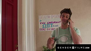 Horny trans brunetka Liv Doll dostáva šúchanie od veľkého kurca chlapa v psíkom a misionárskom