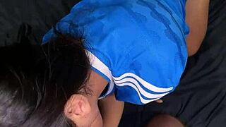 Une thailandaise de 18 ans se fait baiser hard et recoit une enorme creampie!