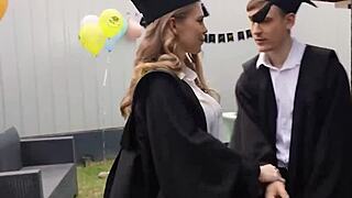 Angel diam-diam hisap batang boyfriend di parti