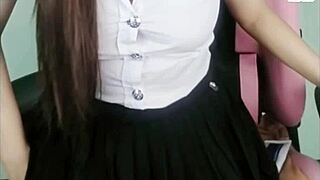 คลิปหลุดไทยตั้งกล้อง วัยรุ่นน่ารักช่วยตัวเองเสียวๆเอานิ้วเขี่ยหัวนมยั่วๆ ก่อนนั่งแหกขาเอานิ้วติ้วหีรัวๆเห็นแล้วน่าโดนเอาควยกระแทกหีรัวๆ!