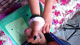 video casero estudiante solita en cuarto, p visita viendo tele